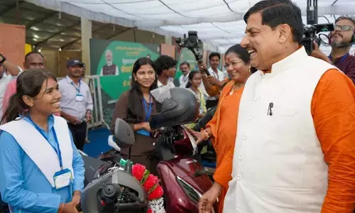 MP : CM मोहन यादव ने मेधावी छात्रों को बांटी स्कूटी, मंडला को मिली ₹460 करोड़ के विकास कार्यों की सौगात MP : CM मोहन यादव ने मेधावी छात्रों को बांटी स्कूटी, मंडला को मिली ₹460 करोड़ के विकास कार्यों की सौगात