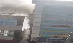 Jharkhand News: HDFC बैंक में अचानक लगी आग, फायर ब्रिगेड ने संभाला मोर्चा