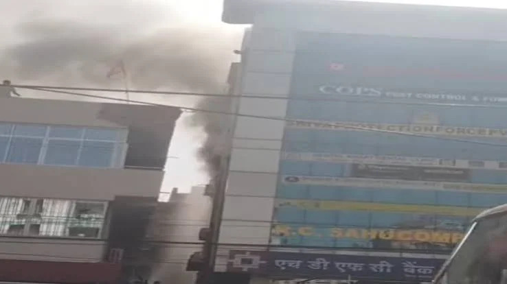 Jharkhand News: HDFC बैंक में अचानक लगी आग, फायर ब्रिगेड ने संभाला मोर्चा