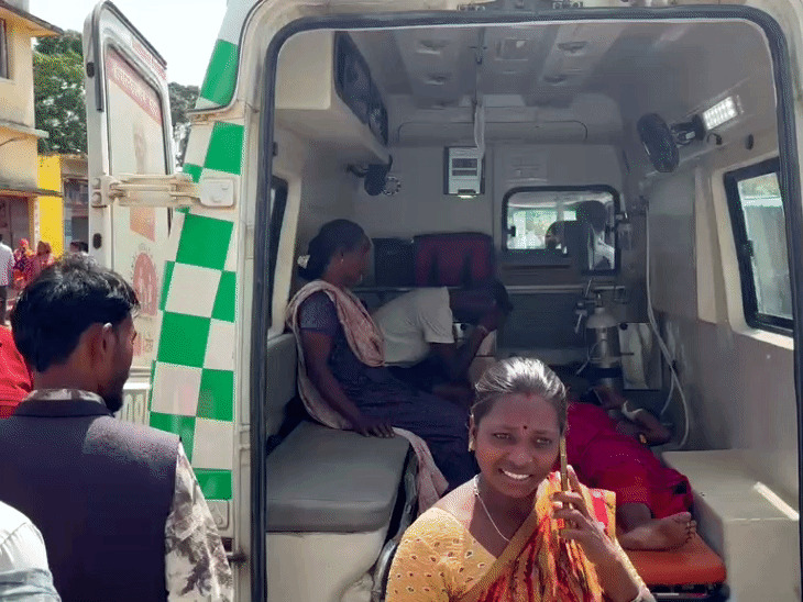CG Accident: पेड़ से टकराई तेज रफ्तार पिकअप, 2 की मौत, 9 घायल
