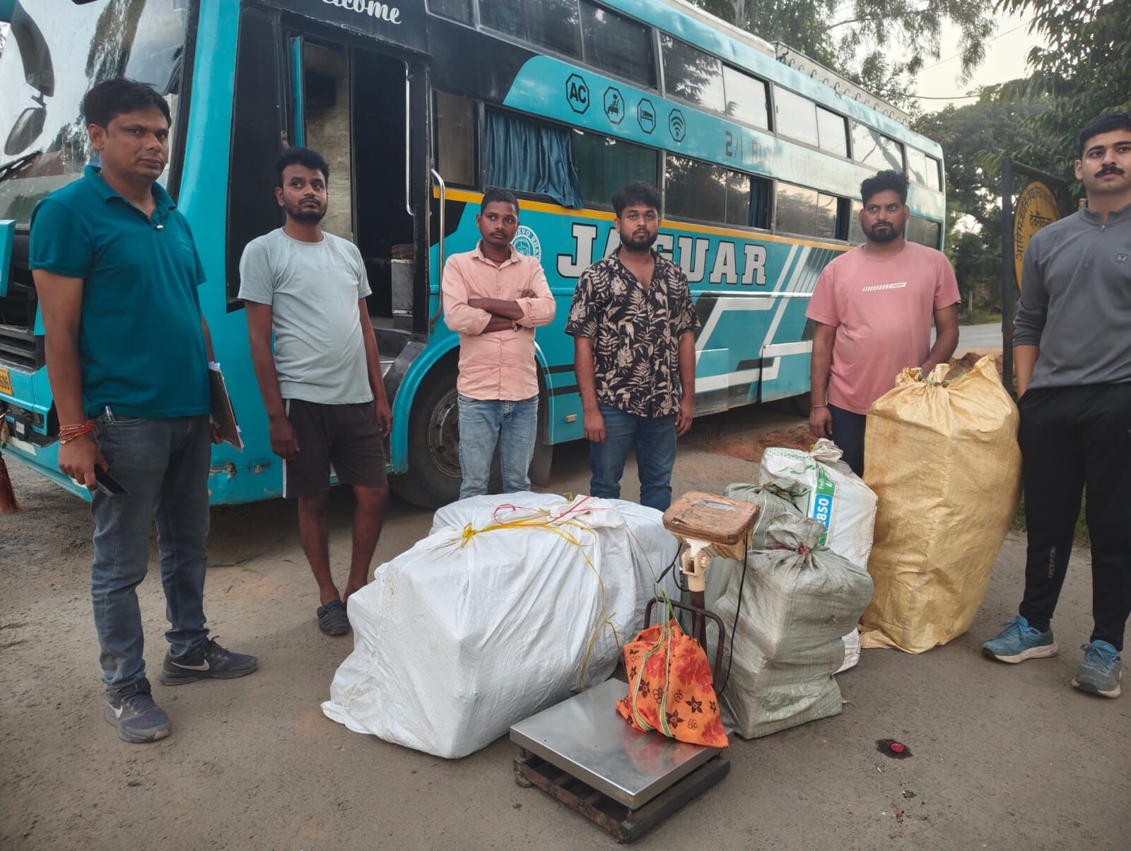 CG Crime : स्लीपर बस से 245 किलो गांजा बरामद, चालक समेत 2 गिरफ्तार, 1.73 करोड़ का माल जब्त