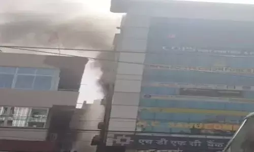 Jharkhand News: HDFC बैंक में अचानक लगी आग, फायर ब्रिगेड ने संभाला मोर्चा