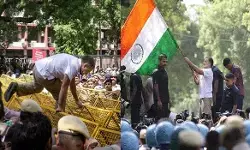 चुनाव आयोग के खिलाफ INDIA ब्लॉक का मार्च, राहुल-प्रियंका धरने पर बैठे; बैरिकेड पर चढ़े राहुल गांधी