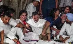 Rahul Gandhi detained: दिल्ली पुलिस ने राहुल और प्रियंका गांधी को हिरासत में लिया, ECI विरोध प्रदर्शन के दौरान भारी हंगामा Rahul Gandhi detained: दिल्ली पुलिस ने राहुल और प्रियंका गांधी को हिरासत में लिया, ECI विरोध प्रदर्शन के दौरान भारी हंगामा