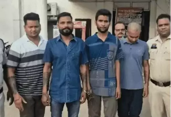 41339-bilaspur-suspended-constable-theft-case Bilaspur Suspended Constable Theft Case: सस्पेंडेड कॉन्स्टेबल ने दोस्तों संग अपने ही घर में की चोरी, नशे के लिए चुराए जेवर, जांच में सामने आया चौंकाने वाला मामला
