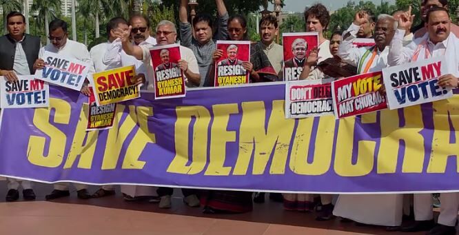 INDIA Alliance March: CEC ज्ञानेश कुमार के इस्तीफे की मांग, लोकतंत्र बचाओ के बैनर तले चुनाव आयोग तक INDIA गठबंधन का मार्च शुरू, सुरक्षा के पुख्ता इंतजाम