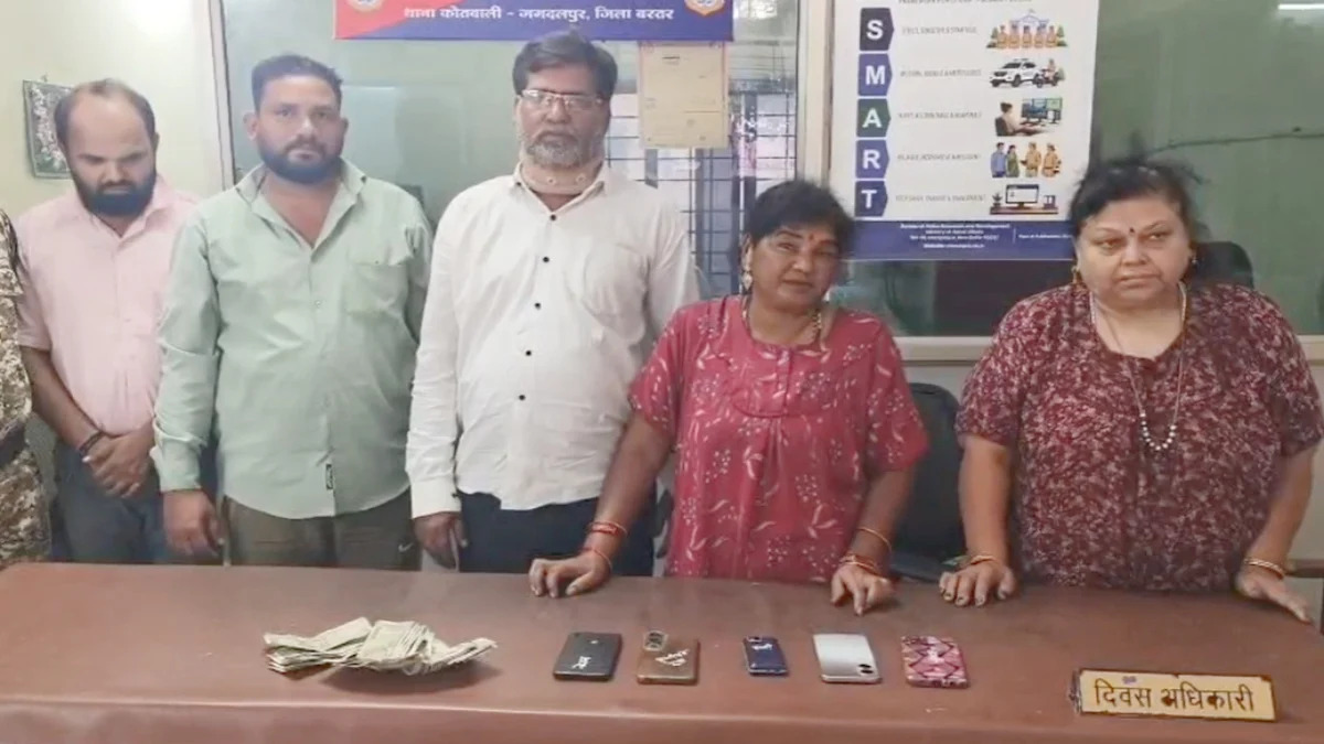 CG Crime: ग्राहक बनकर ज्वेलरी शॉप पहुंचे शातिर, मौका मिलते ही सोने के जेवर पर किया हाथ साफ, 5 गिरफ्तार