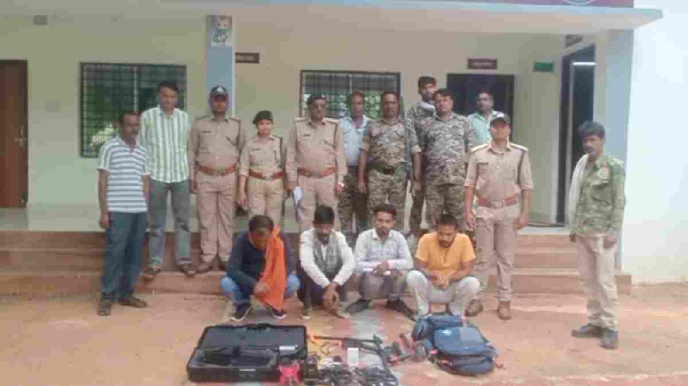 MP Crime : मेटल डिटेक्टर लेकर टाइगर रिजर्व के जंगल में पहुंचे 12 संदिग्ध, गड़ा धन तलाशते 4 गिरफ्तार