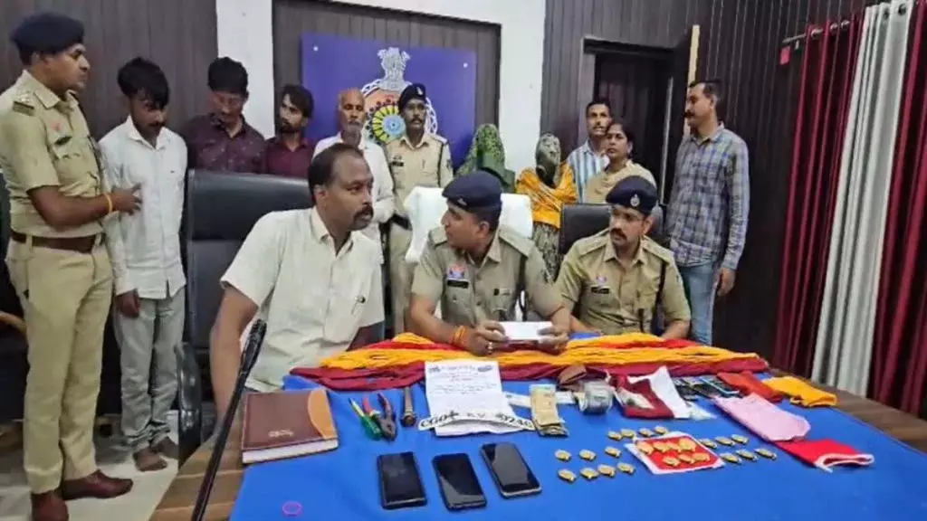 41422-untitled CG Crime : 19.32 लाख की ठगी का खुलासा, नकली सोना गिरवी रखकर ज्वेलर्स को बनाया शिकार, राजस्थान के 6 आरोपी गिरफ्तार