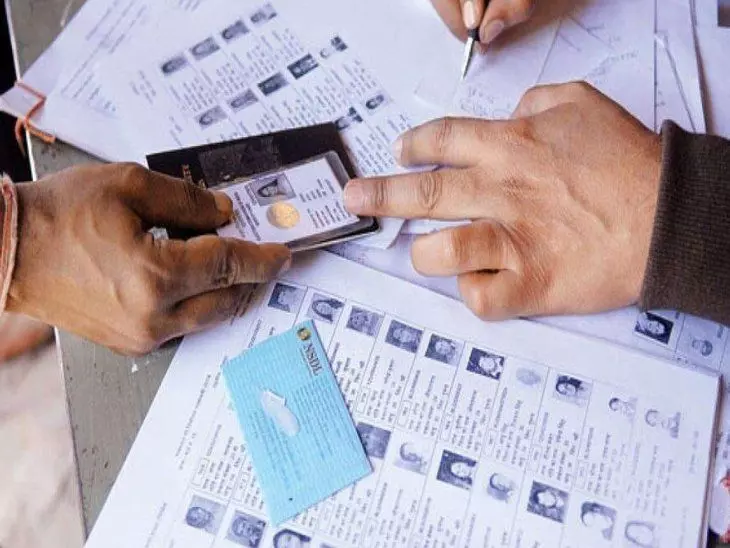 41424-raipur-voter-id Raipur Voter ID Registration: रायपुर में 18 साल के युवाओं के नाम वोटर लिस्ट में नाम जुड़वाने के लिए चलेगा विशेष अभियान, घर बैठे ECINET ऐप से भी भरें फॉर्म-6