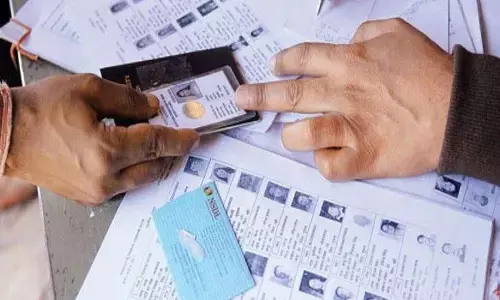 Raipur Voter ID Registration: रायपुर में 18 साल के युवाओं के नाम वोटर लिस्ट में नाम जुड़वाने के लिए चलेगा विशेष अभियान, घर बैठे ECINET ऐप से भी भरें फॉर्म-6