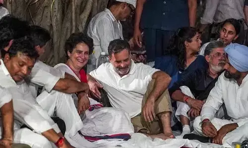 Rahul Gandhi detained: दिल्ली पुलिस ने राहुल और प्रियंका गांधी को हिरासत में लिया, ECI विरोध प्रदर्शन के दौरान भारी हंगामा Rahul Gandhi detained: दिल्ली पुलिस ने राहुल और प्रियंका गांधी को हिरासत में लिया, ECI विरोध प्रदर्शन के दौरान भारी हंगामा
