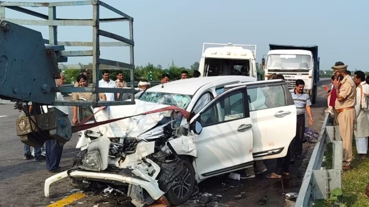 UP Accident : पूर्वांचल एक्सप्रेसवे पर ट्रक में घुसी तेज रफ्तार कार, 4 खिलाड़ियों की मौत, 2 गंभीर घायल