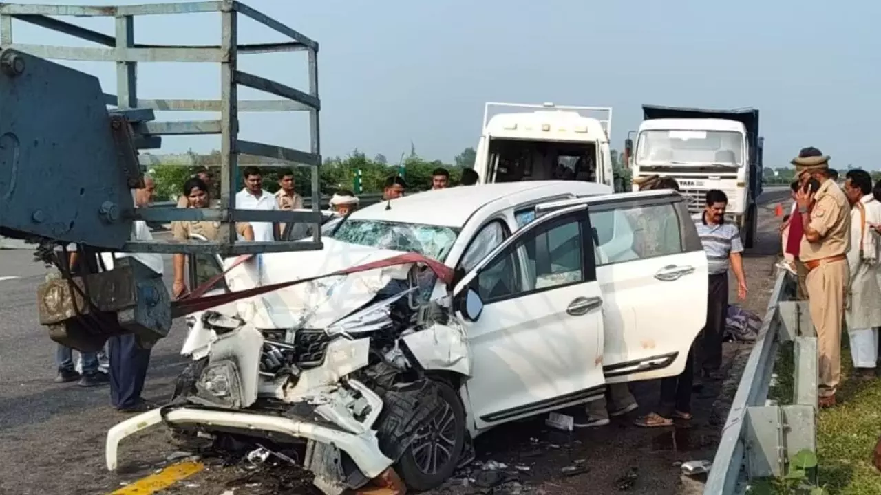41469-up-accident-2 UP Accident : पूर्वांचल एक्सप्रेसवे पर ट्रक में घुसी तेज रफ्तार कार, 4 खिलाड़ियों की मौत, 2 गंभीर घायल
