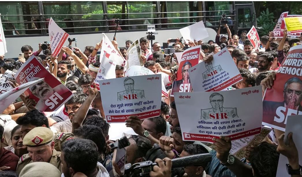CEC Resignation Jantar Mantar Protest: ज्ञानेश कुमार पर आर-पार के मूड में विपक्ष! खड़गे की बैठक के बाद जंतर-मंतर पहुंचे INDIA ब्लॉक के सांसद