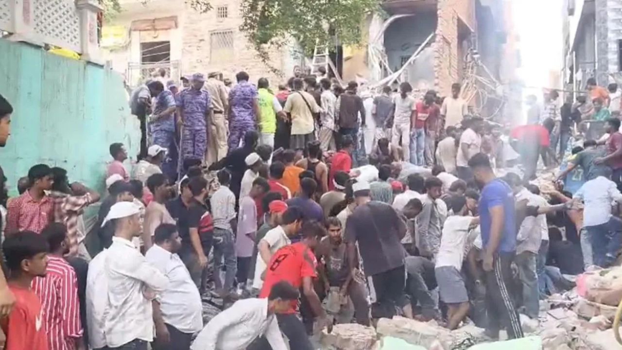Delhi Building Collapse : दिल्ली के सीमापुरी में 5 मंजिला इमारत ढही, 15 से ज्यादा लोगों के दबे होने की आशंका; रेस्क्यू जारी