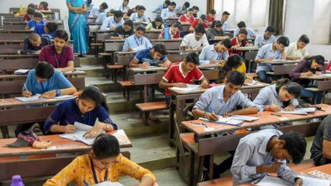 CG Assistant Teacher Exam: 11 अक्टूबर को होगी सहायक शिक्षक भर्ती परीक्षा, 2 घंटे पहले पहुंचना होगा एग्जाम सेंटर, ड्रेस कोड भी तय; पढ़े जरुरी गाइडलाइंस