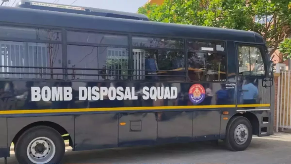 41513-bomb-squad स्कूलों को बम से उड़ाने की धमकी: ईमेल में कॉन्सर्ट वाले स्टेडियमों का भी जिक्र, पुलिस, डॉग स्क्वॉड और बम निरोधक दस्ते ने की जांच...