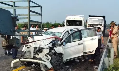 UP Accident : पूर्वांचल एक्सप्रेसवे पर ट्रक में घुसी तेज रफ्तार कार, 4 खिलाड़ियों की मौत, 2 गंभीर घायल UP Accident : पूर्वांचल एक्सप्रेसवे पर ट्रक में घुसी तेज रफ्तार कार, 4 खिलाड़ियों की मौत, 2 गंभीर घायल