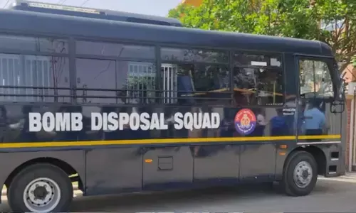 स्कूलों को बम से उड़ाने की धमकी: ईमेल में कॉन्सर्ट वाले स्टेडियमों का भी जिक्र, पुलिस, डॉग स्क्वॉड और बम निरोधक दस्ते ने की जांच...