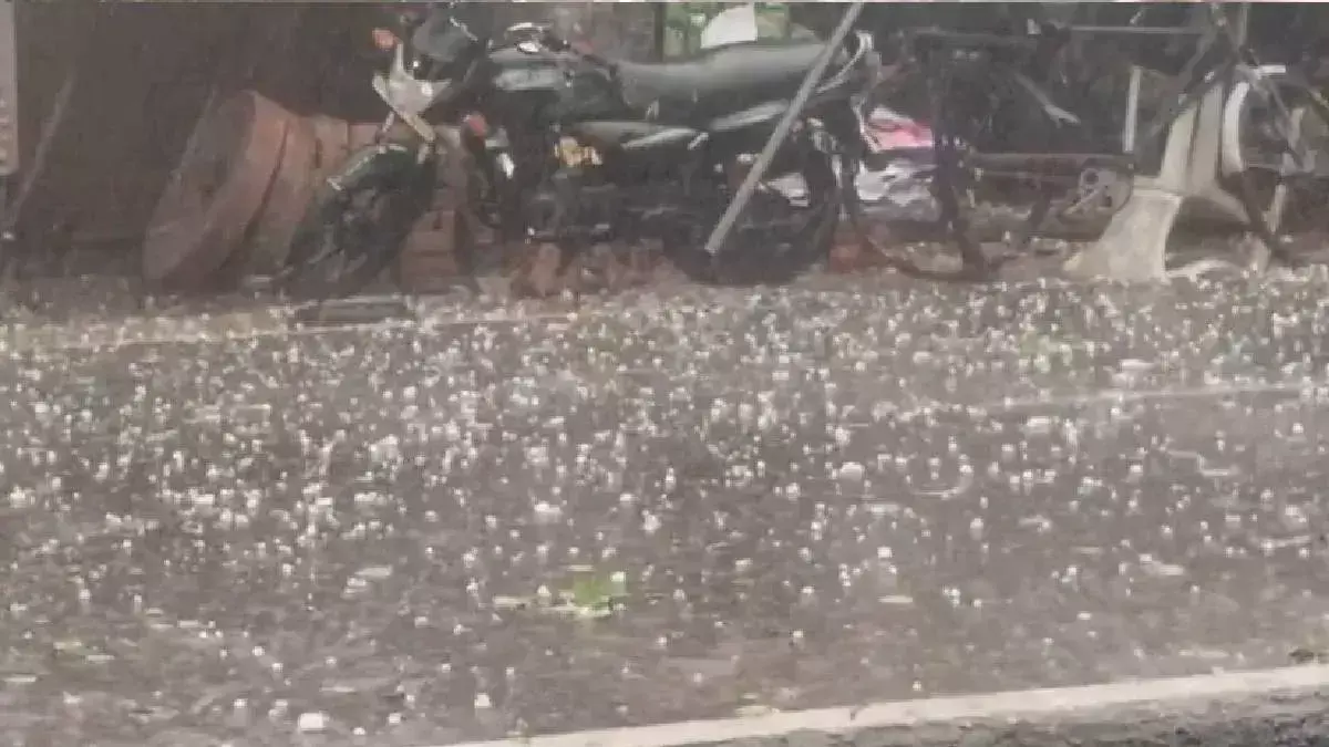 CG Weather: तेज धूप के बीच बारिश और ओलावृष्टि, 30-40 KM की रफ्तार से चलेंगी हवाएं; रायपुर समेत 26 जिलों में अलर्ट