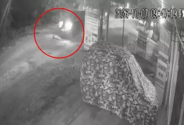 41633-untitled CG Accident : सड़क पर लेटते ही युवक को वाहन ने कुचला, मौके पर मौत, CCTV फुटेज आया सामने