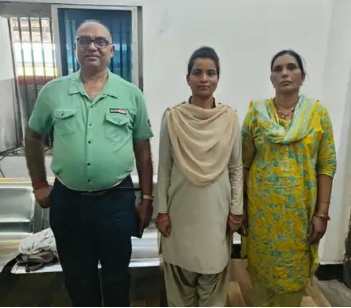 Bilaspur Ganja Smuggling Anupama Mohanty Arrest: गांजा तस्करी की महिला किंगपिन सेंट्रल जेल परिसर से गिरफ्तार, लॉकअप में बंद आरोपियों को धमकाने पहुंची थी, जानें कैसे चलता था नेटवर्क