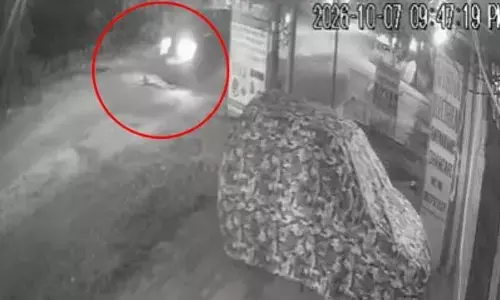 CG Accident : सड़क पर लेटते ही युवक को वाहन ने कुचला, मौके पर मौत, CCTV फुटेज आया सामने CG Accident : सड़क पर लेटते ही युवक को वाहन ने कुचला, मौके पर मौत, CCTV फुटेज आया सामने