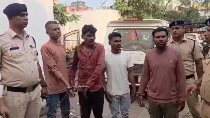 CG Crime : डिग्री कॉलेज के प्रोफेसर का अपहरण कर UPI से लूट, चार आरोपी गिरफ्तार, नकद जब्त
