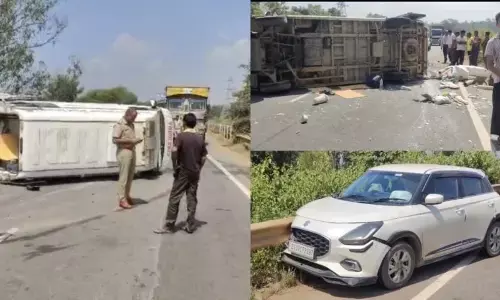 CG Accident : कार से टक्कर के बाद नेशनल हाईवे पर पलटी एंबुलेंस, तीन लोग घायल