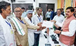 MP News: हरदा में 10 ग्रामीणों को मिला जमीन का मालिकाना हक, CM डॉ. मोहन यादव ने सौंपे रजिस्ट्री प्रमाण-पत्र