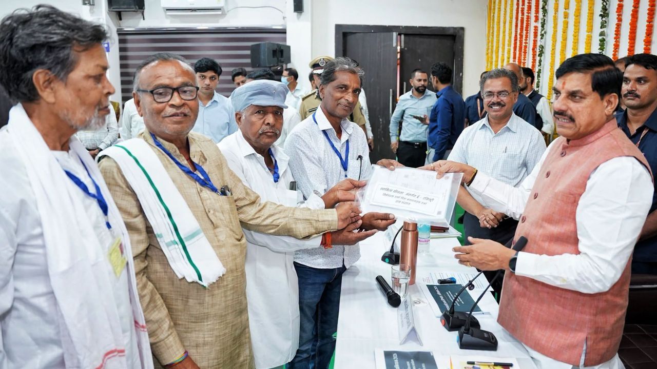 MP News: हरदा में 10 ग्रामीणों को मिला जमीन का मालिकाना हक, CM डॉ. मोहन यादव ने सौंपे रजिस्ट्री प्रमाण-पत्र