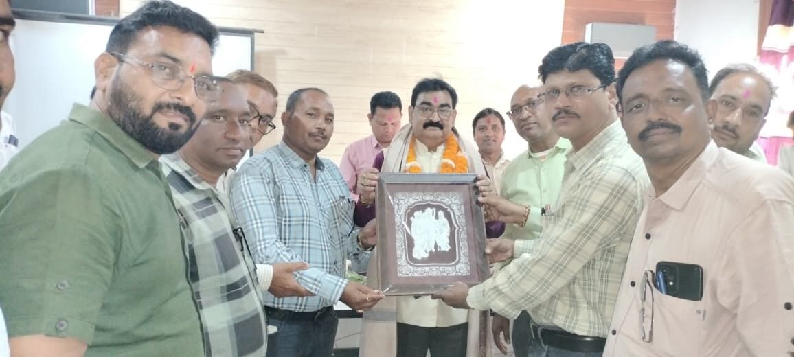 समन्वयक संघ ने सेवानिवृत्त बीईओ कौशल कुमार वर्मा को दी विदाई, भुपेश्वरी साहू का भी हुआ सम्मान