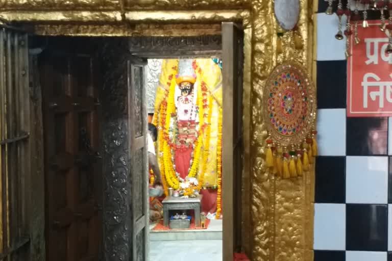 Shardiya Navratri 2026 : मां महामाया मंदिर की अनोखी परंपरा, चकमक पत्थरों से अग्नि पैदा कर कुंवारी कन्या जलाती है नवरात्र का पहला जोत