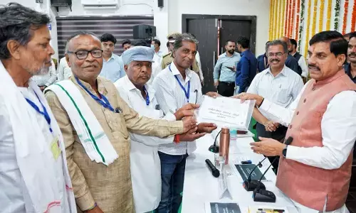 MP News: हरदा में 10 ग्रामीणों को मिला जमीन का मालिकाना हक, CM डॉ. मोहन यादव ने सौंपे रजिस्ट्री प्रमाण-पत्र