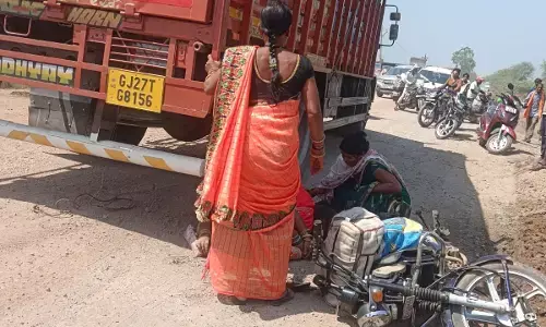 CG Accident: पाइप से भरी ट्रक की टक्कर से बाइक सवार महिला की मौत