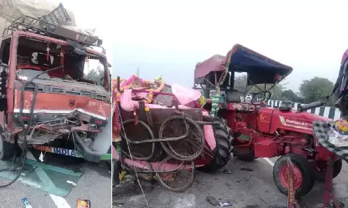 UP Accident : श्रद्धालुओं से भरी ट्रैक्टर-ट्रॉली को कंटेनर ने मारी टक्कर, 4 की मौत