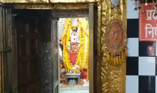 Shardiya Navratri 2026 : मां महामाया मंदिर की अनोखी परंपरा, चकमक पत्थरों से अग्नि पैदा कर कुंवारी कन्या जलाती है नवरात्र का पहला जोत