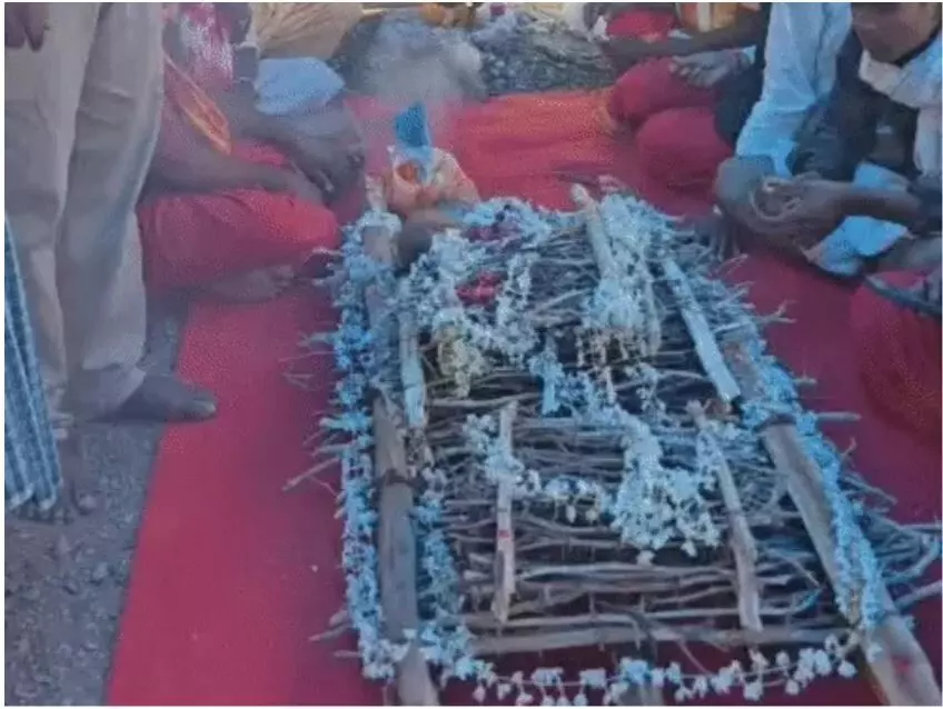 41894-p-2 Bastar Dussehra Kachan Devi: कांटों के झूले पर झूलकर बस्तर दशहरा मनाने दी अनुमति, 12 साल की पीहू पर सवार हुईं काछनदेवी, 618 साल पुरानी परंपरा निभाई गई