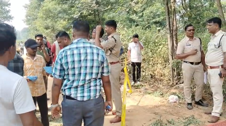 CG Crime : मां-बेटे की संदिग्ध मौत से सनसनी, सड़क किनारे मिला बेटे का शव, घर के बंद कमरे में मिली शिक्षिका मां की लाश