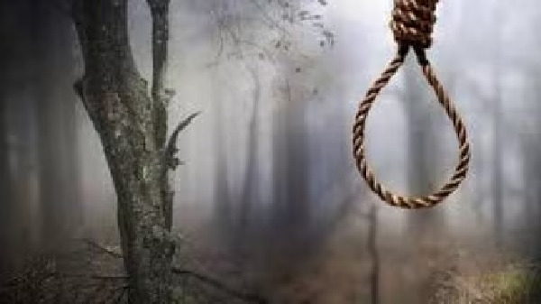 CG News : एसपी कार्यालय में पदस्थ आरक्षक का पेड़ पर लटका मिला शव, पुलिस जांच में जुटी