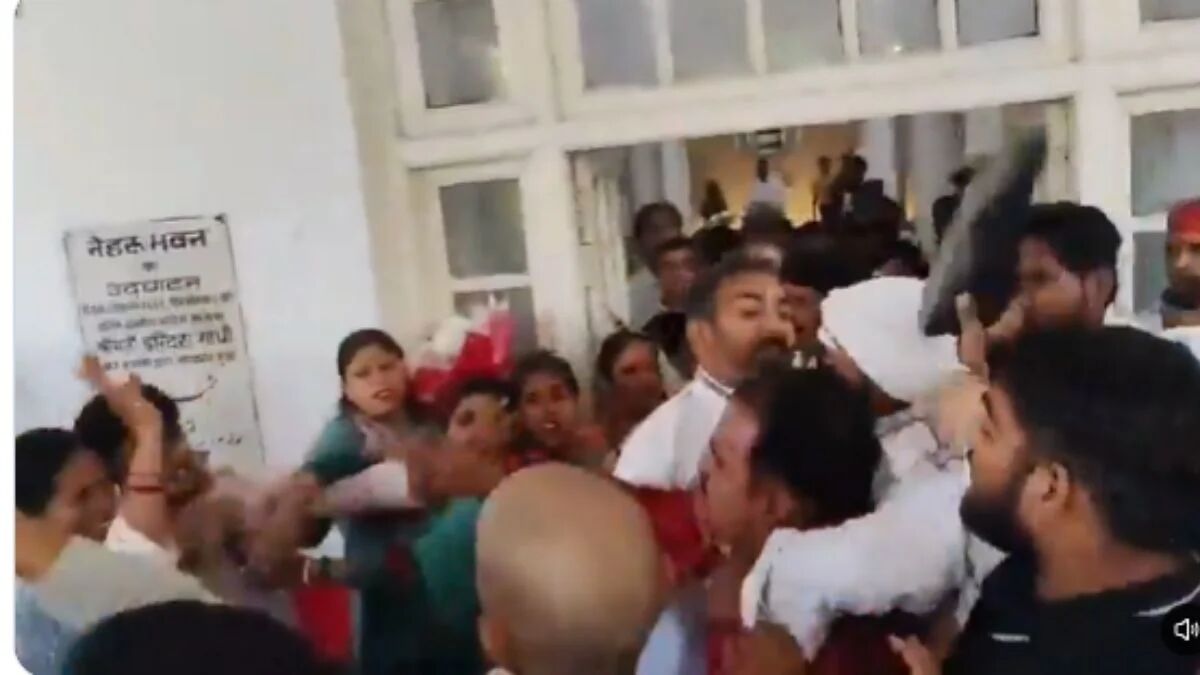 UP Congress Clash: लखनऊ में कांग्रेस दफ्तर में जमकर बवाल, आराधना मिश्रा और अजय राय के समर्थक भिड़े; चले जूते-चप्पल