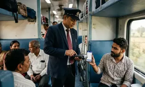 Indian Railway Rules: ट्रेन में मोबाइल पर तेज आवाज में गाना बजाया तो भुगतनी पड़ सकती है ये सजा, जानें रेलवे का नियम