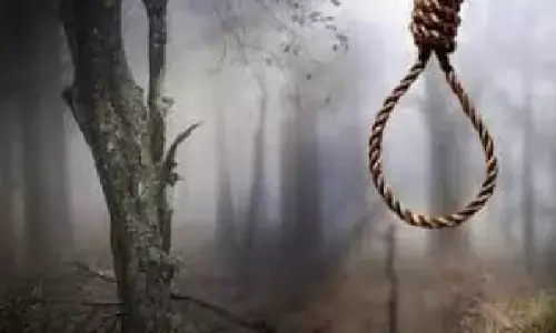 CG News : एसपी कार्यालय में पदस्थ आरक्षक का पेड़ पर लटका मिला शव, पुलिस जांच में जुटी CG News : एसपी कार्यालय में पदस्थ आरक्षक का पेड़ पर लटका मिला शव, पुलिस जांच में जुटी