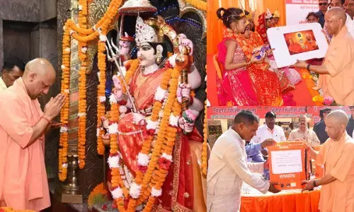 UP News: मां पाटेश्वरी के दरबार में CM योगी ने की पूजा-अर्चना, किसानों को कृषि यंत्र और बेटियों को किया सम्मानित