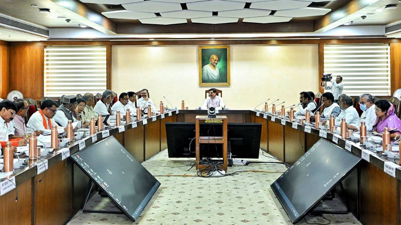 MP Cabinet Meeting: मोहन यादव कैबिनेट के बड़े फैसले, मुफ्त राशन-आयुष्मान से लेकर 900 कानून खत्म करने तक हुई अहम चर्चा
