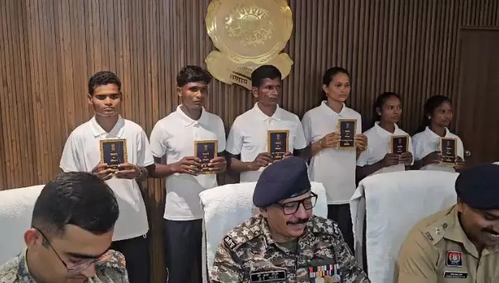 CG Breaking : 6 माओवादियों ने किया आत्मसमर्पण, ओडिशा के गजपति जिले में थे सक्रिय CG Breaking : 6 माओवादियों ने किया आत्मसमर्पण, ओडिशा के गजपति जिले में थे सक्रिय