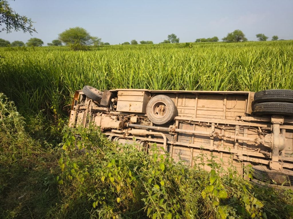 CG Accident : स्टेयरिंग जाम होने से पलटी बच्चों से भरी स्कूल बस, कई छात्र घायल
