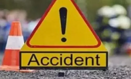 CG Accident : स्टेट हाईवे पर अज्ञात वाहन ने बाइक को मारी टक्कर, माता-पिता और बेटे की मौत