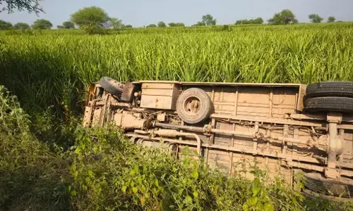 CG Accident : स्टेयरिंग जाम होने से पलटी बच्चों से भरी स्कूल बस, कई छात्र घायल